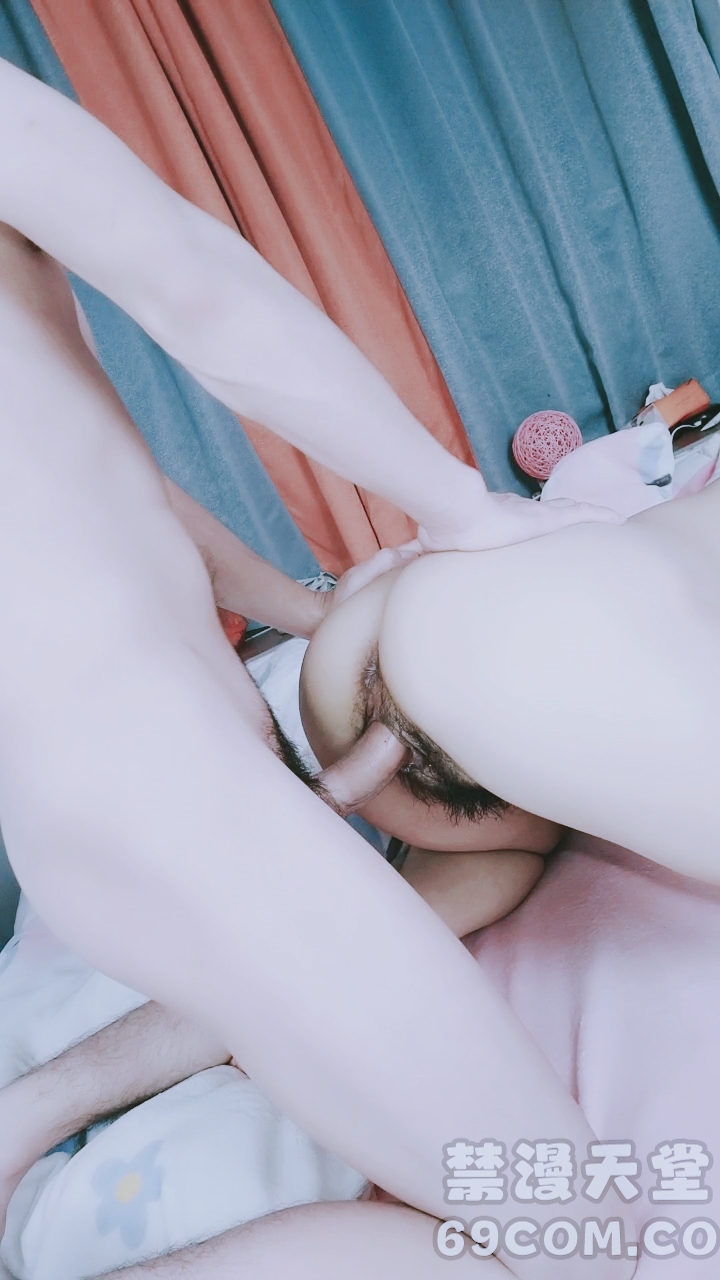 【禁漫直播】温柔的小少妇露脸伺候大哥弯钩鸡巴,感觉来了必须来一发,温柔的舔弄大鸡巴让大哥无套抽插骚穴一字马草她