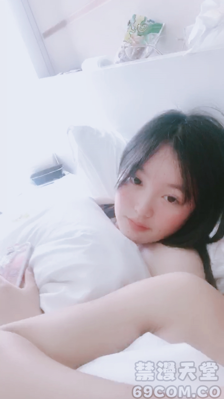 【禁漫直播】清纯系小女友跟渣男小哥床上啪啪,跟狼友互动撩骚激情,撸着鸡巴躲在被窝里玩道具,激情上位边亲边草好刺激