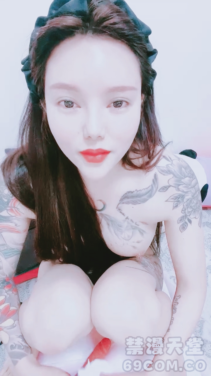 【禁漫直播】社会大姐丝袜高跟全程露脸激情诱惑,跟狼友互动撩骚,抽着小烟道具抽插无毛辩护逼淫水好多,浪叫不止好刺激