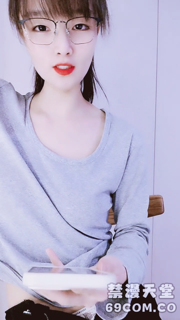 【禁漫直播】高颜值清纯欲女约啪大哥,全程露脸舔鸡巴的时候都要看着镜头,主动上位求插让大哥各种蹂躏爆草,浪叫呻吟