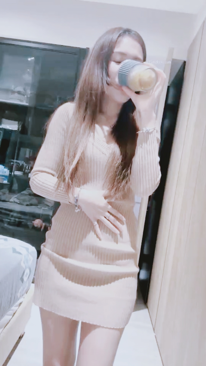 【禁漫直播】露B自慰喷水多次,居然还是台湾腔,大大咧咧的性格但很会撒娇,越看越上头了