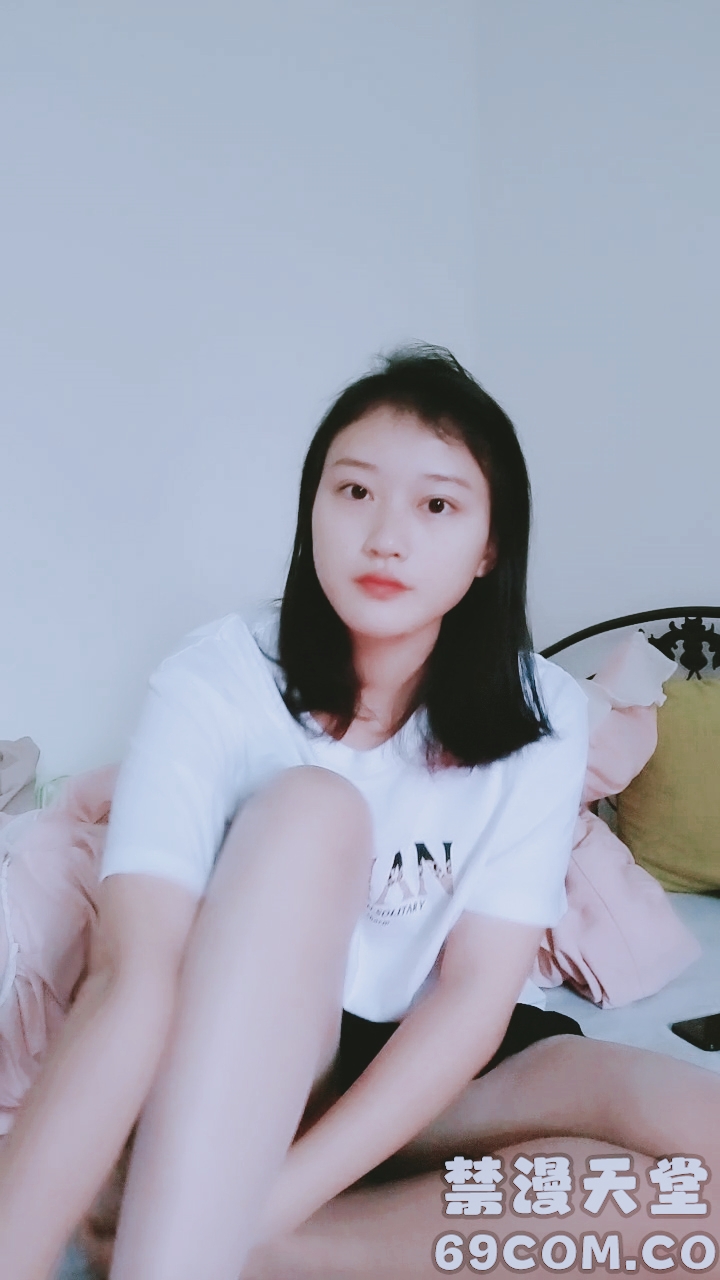 【禁漫直播】清纯小婊妹露脸一个人陪狼友骚,丝袜诱惑清纯可爱跳蛋玩弄骚穴呻吟,看她表情就很刺激,不知道是爽还是疼