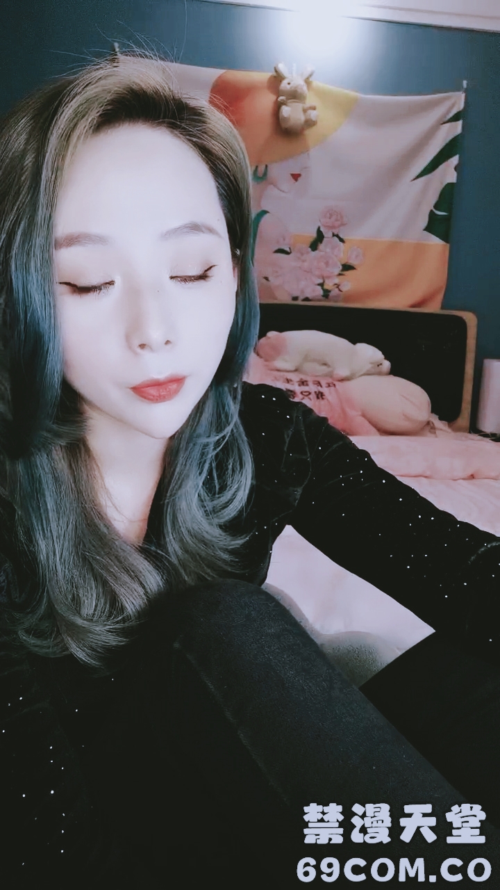 【禁漫直播】骚逼来大姨妈了还这么骚,弄了一内裤血洗澡诱惑,床上展示无毛骚逼,边自慰边流血啊还要用纸擦不要错过刺激