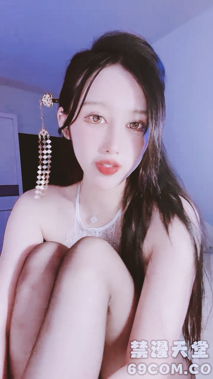 【禁漫直播】黑丝高跟大长腿,极品女神尤物来袭,全程高能淫声荡语互动撩骚,揉奶玩逼掰开给狼友看小穴,跳蛋摩擦自慰