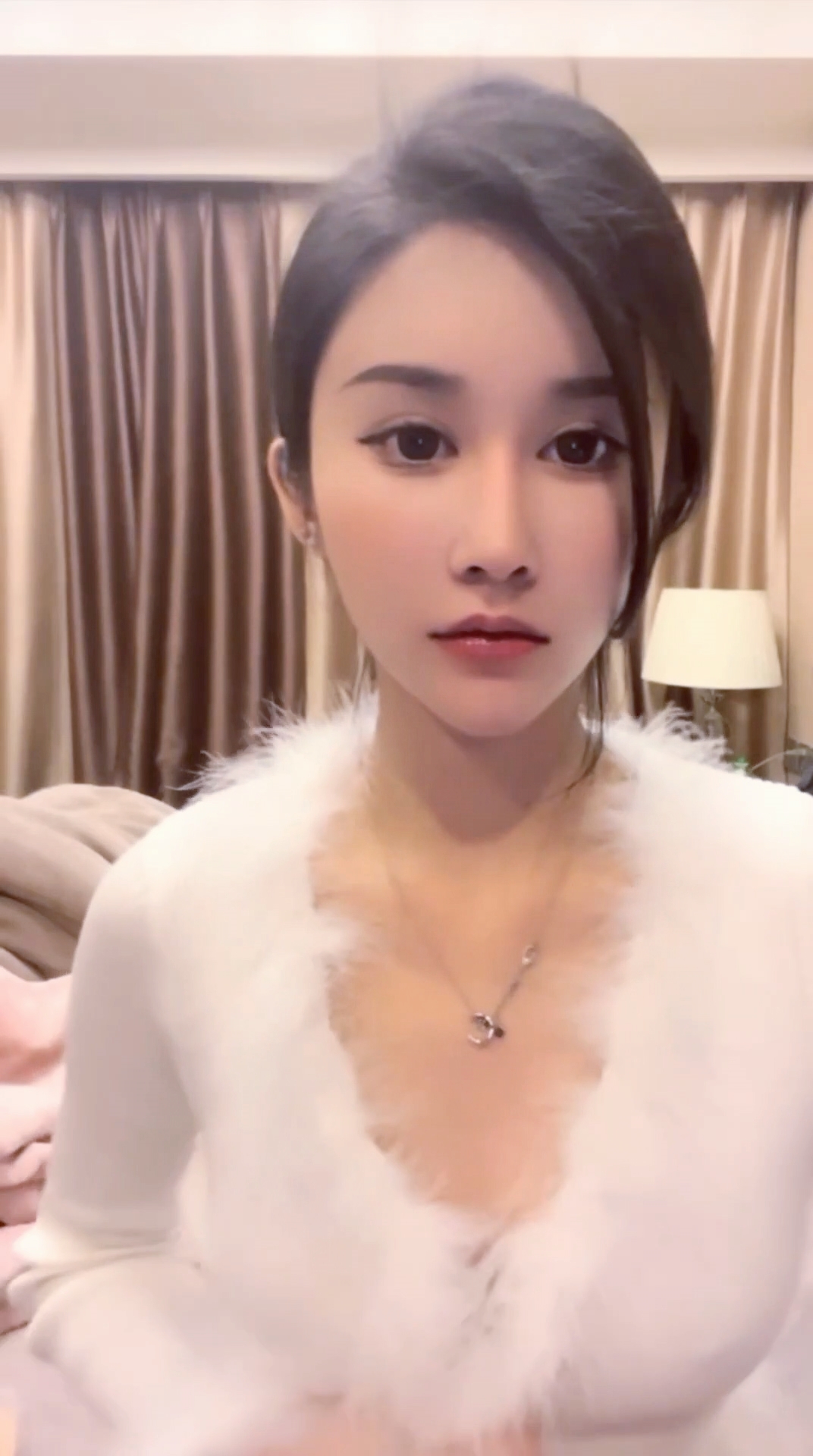 【禁漫直播】超级网红脸女神,脱光光全裸,模特身材,特写白虎黑穴,多角度展示鲍鱼