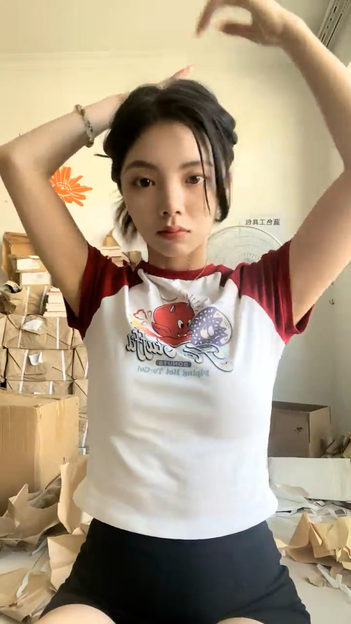 [直播] 电商不景气 美女店主也兼职 新人 【宝宝鱼】 发快递的间隙给兄弟们看看逼 真实素人 清新可人20岁  2