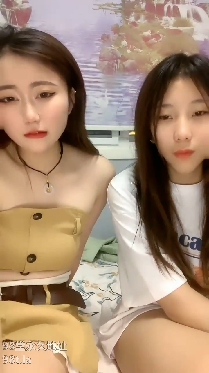 [直播] 姐姐妹妹都漂亮 【零4年樱粉妹】 有点小重口 正好在生理期 粉丝们要看看留着血的逼 还有姨妈巾 牛逼  3