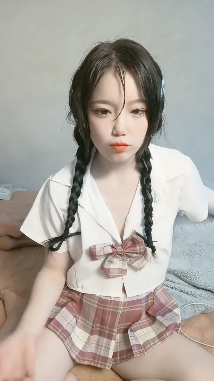 [直播] 最新下海小仙女  【纯欲小白兔】 扎着两只辫子的小妹 被两个男的轮番干 刮了毛内射 真猛真精彩  2