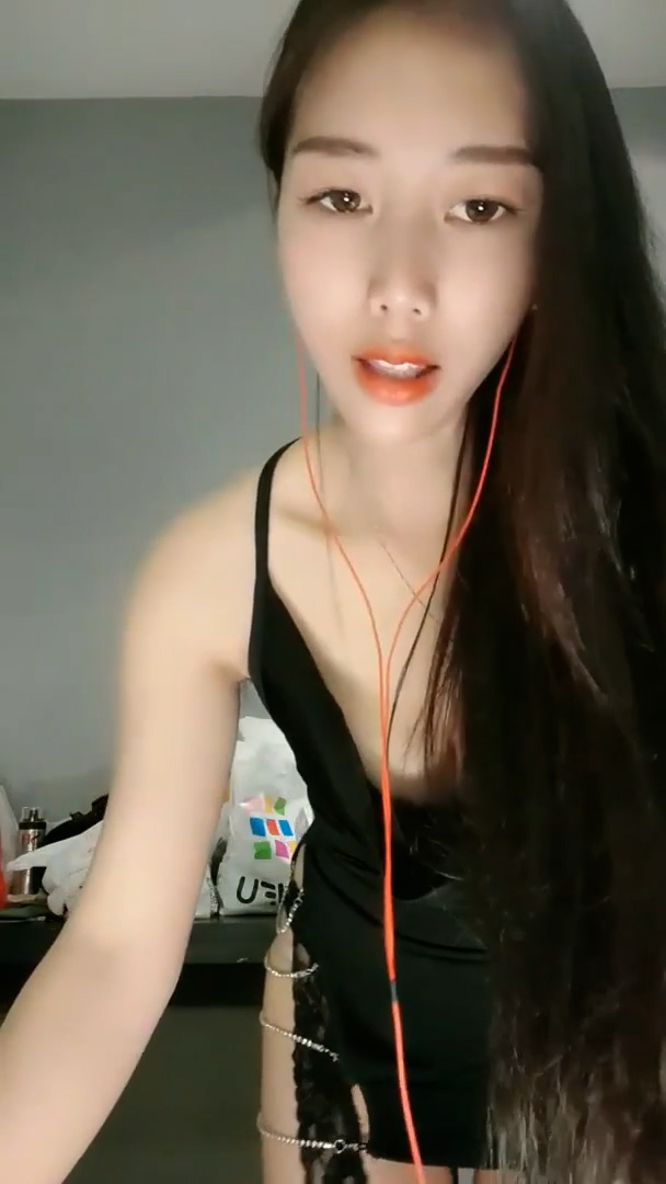 [直播] 超级推荐 九头身极品御姐【酥软软】 下海双人啪啪  插B喷水 这大长腿 后入插进去浪叫震天