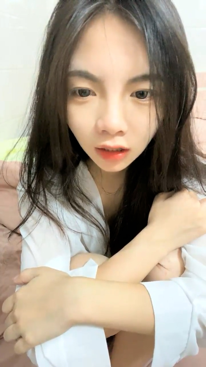 [直播] 电商不景气 美女店主也兼职 新人 【宝宝鱼】 发快递的间隙给兄弟们看看逼 真实素人 清新可人20岁