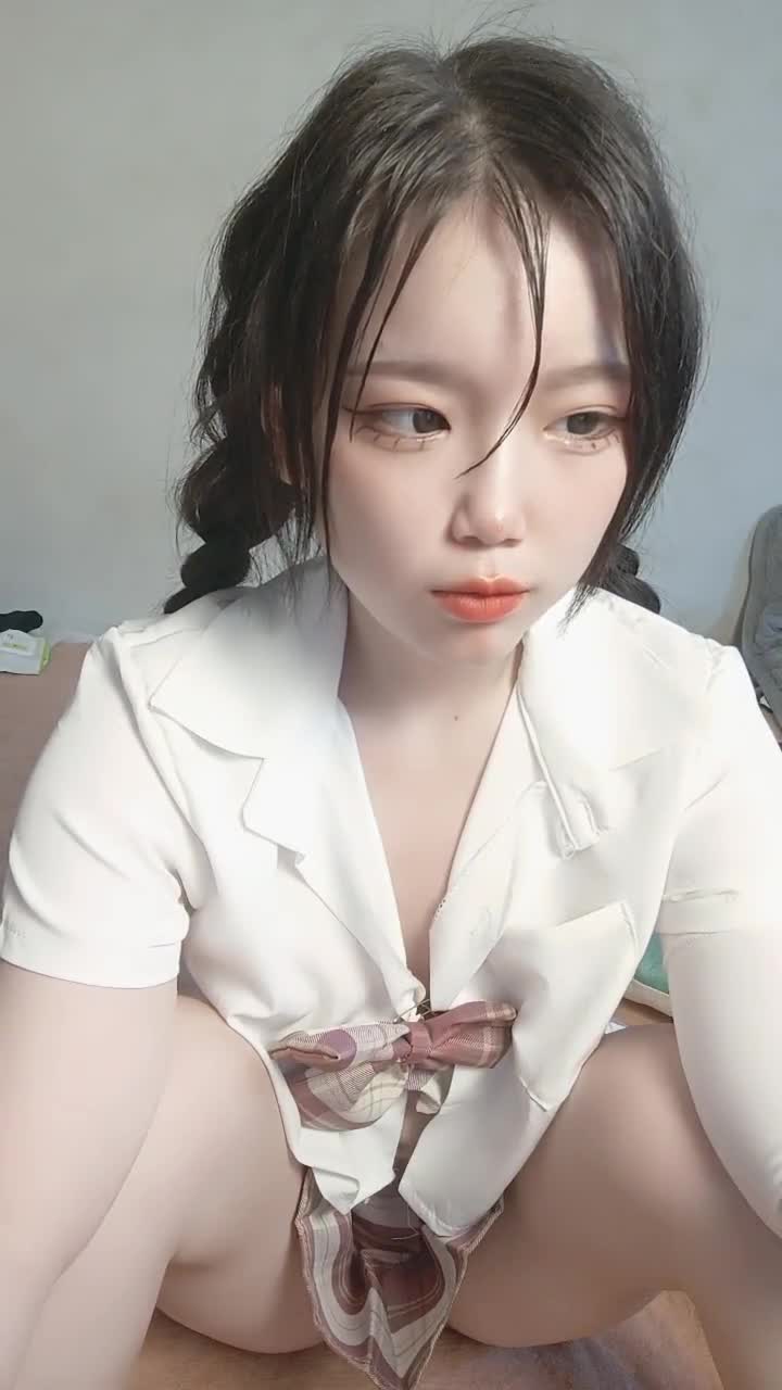 [直播] 最新下海小仙女  【纯欲小白兔】 扎着两只辫子的小妹 被两个男的轮番干 刮了毛内射 真猛真精彩