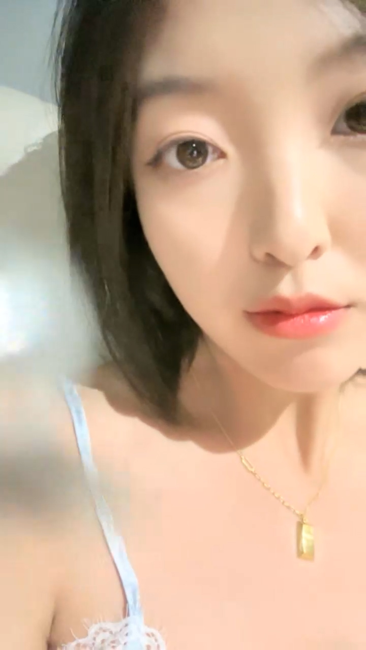 [直播] 反差女神 【04年艺校学生】 商场买保险套 裹上跳蛋自慰 尿尿 清秀脸庞下这么骚