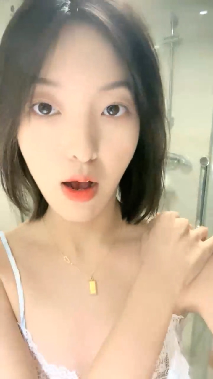 [直播] 反差女神 【04年艺校学生】 商场买保险套 裹上跳蛋自慰 尿尿 清秀脸庞下这么骚  9