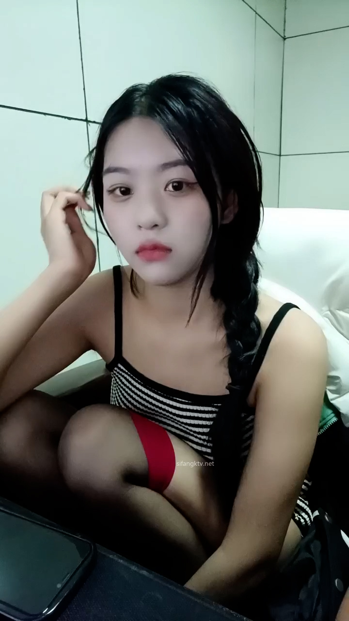 [直播] 翻版杨超越 小美女 【華丽凤姐】 邻家女孩被干了   无套啪啪   玲珑有致好身段 一双大眼睛真美丽  2