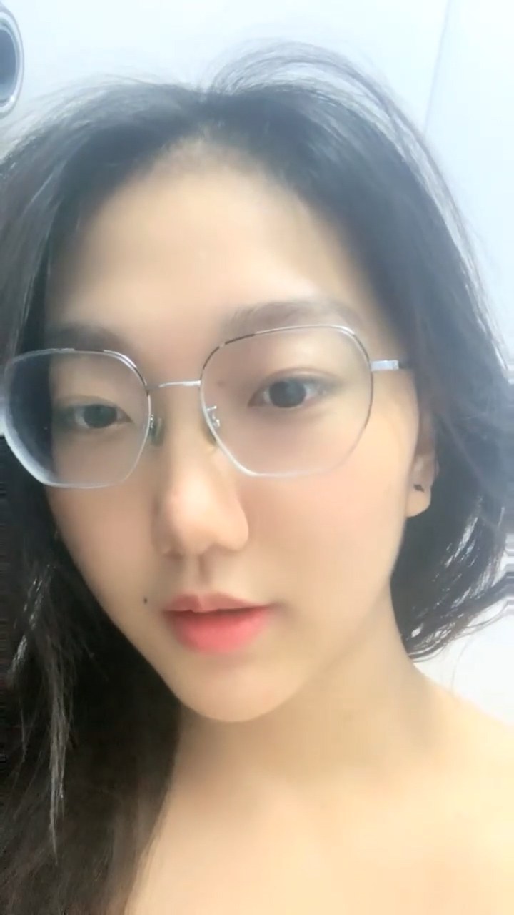 [直播] 越来越疯狂了 【小野猫】 G奶学妹 健身房里偷偷露出 回到家里 楼梯间正裸露  7