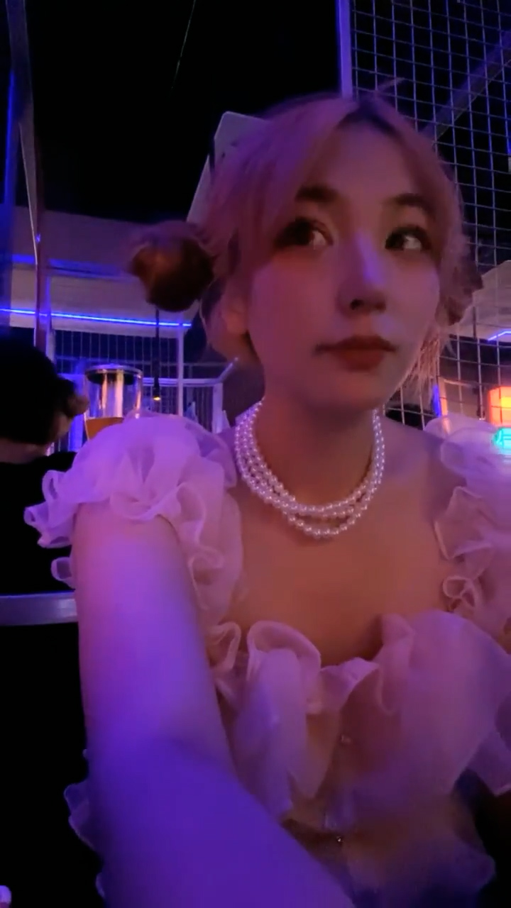 [直播] 和几个舔狗线下见面 火锅店内开干 【乔宝快喷啊】 厕所大炮 酒吧和户外自慰喷水 真是胆大包天 牛逼牛逼  4