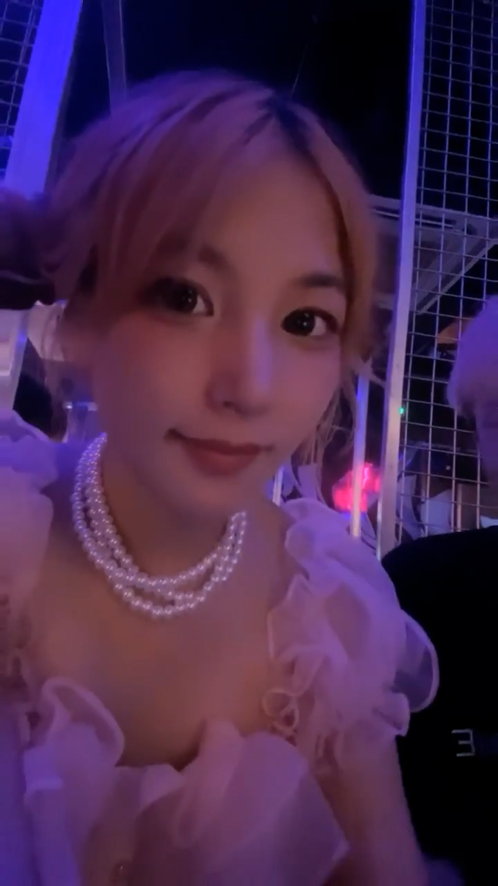 [直播] 和几个舔狗线下见面 火锅店内开干 【乔宝快喷啊】 厕所大炮 酒吧和户外自慰喷水 真是胆大包天 牛逼牛逼  5