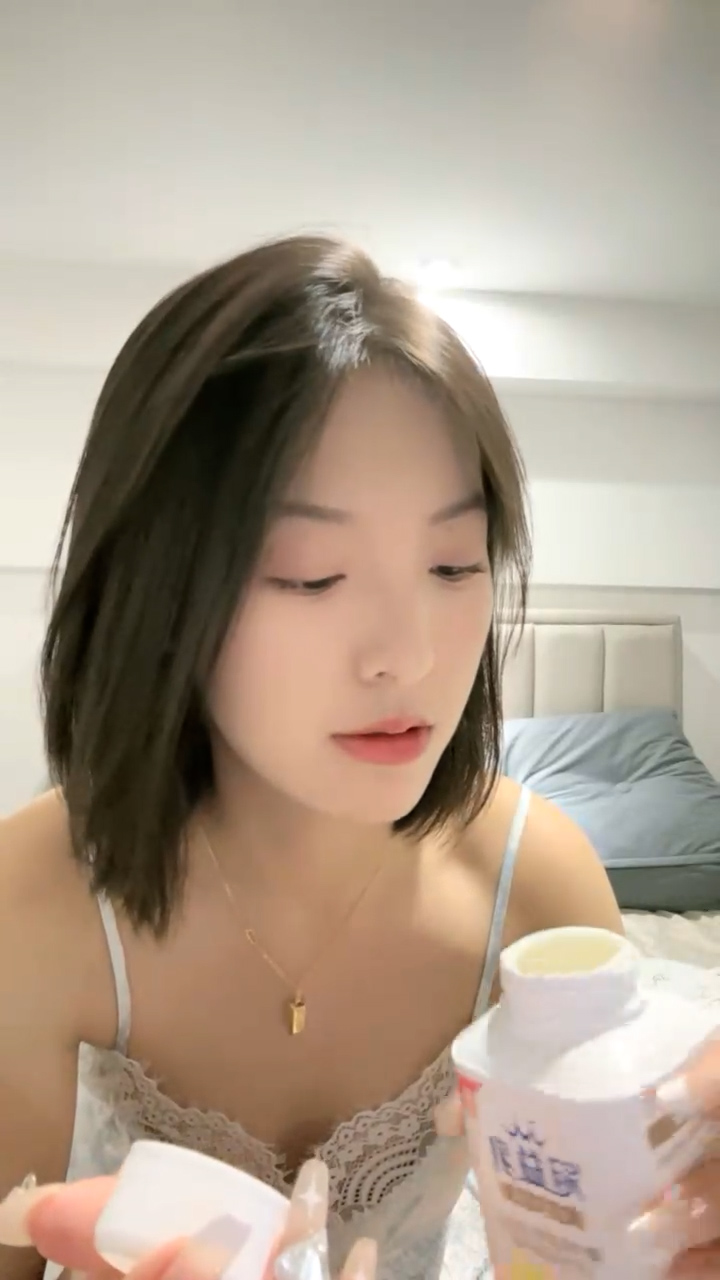 [直播] 反差女神 【04年艺校学生】 商场买保险套 裹上跳蛋自慰 尿尿 清秀脸庞下这么骚  6