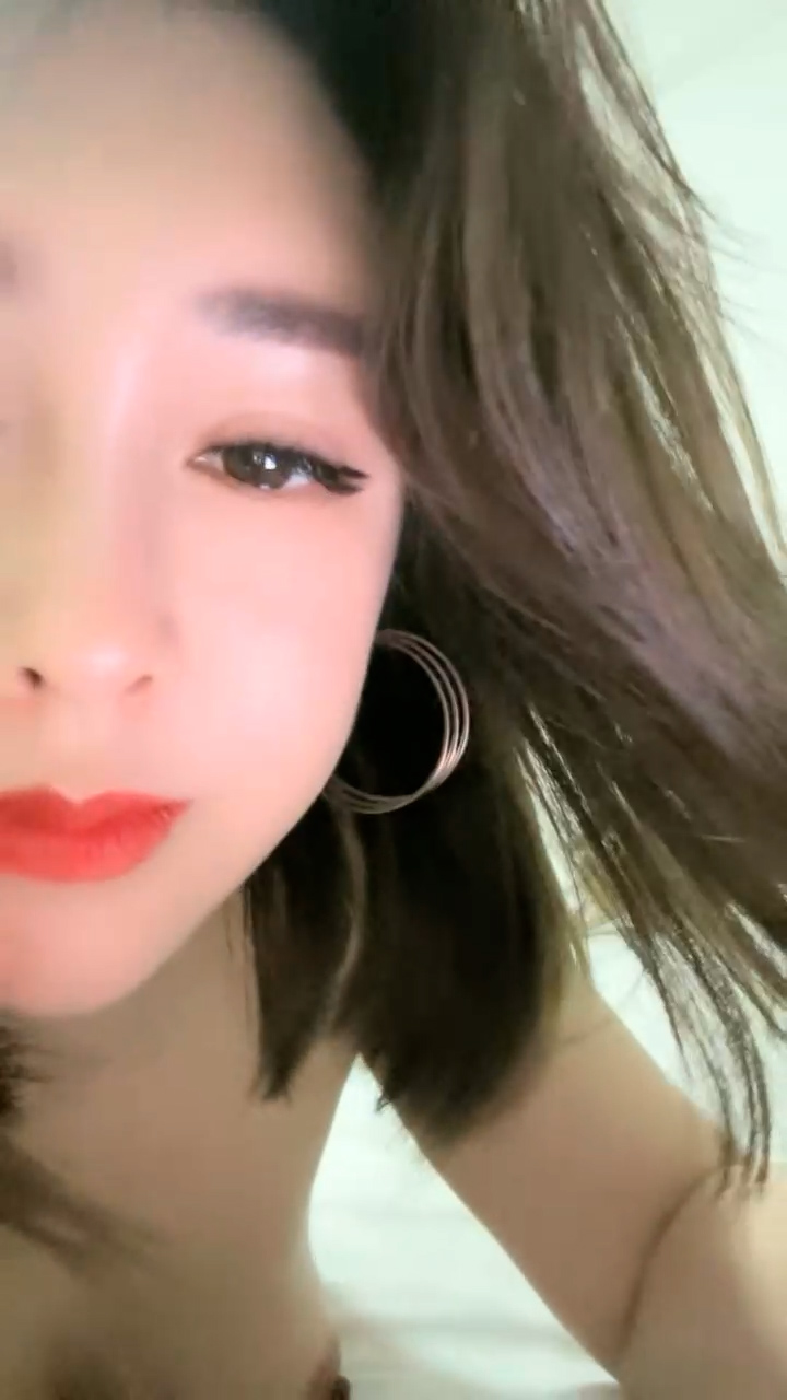 [直播] 好屌一定要和闺蜜分享 【妩媚少妇】 坐标上海 姐妹花一起做爱 两个风骚漂亮的少妇