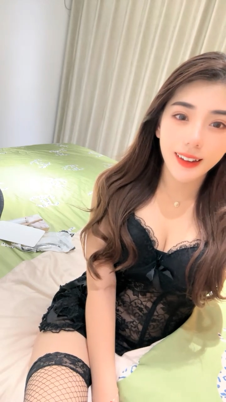 [直播] 八月最闪亮的新星 【妍妍吃不饱】 颜值女神下海   放飞自我 这色泽 这浓密的阴毛 这翘起的红樱桃  2