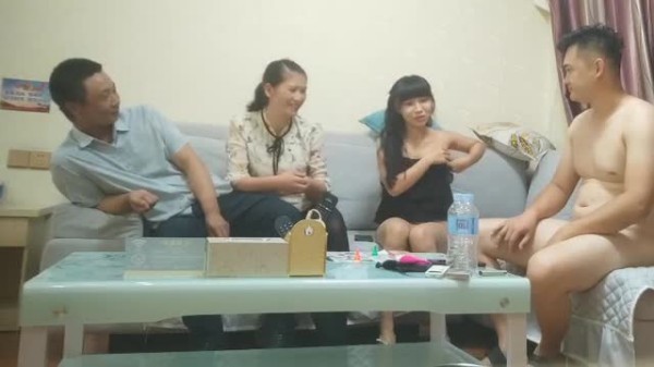换妻实录-绿帽夫妻约巨乳夫妻玩4P成人游戏调情