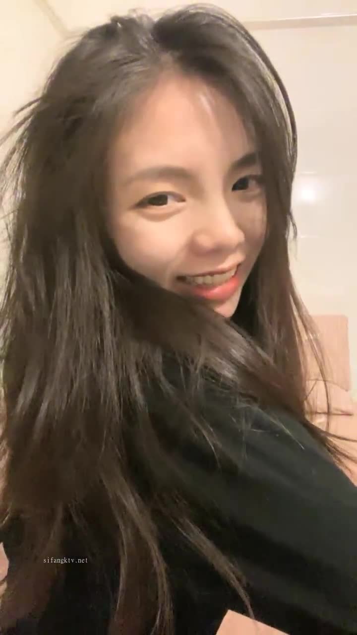 [直播] 卧槽 新人 兼职下海黄播 【五花肉】首秀 跳弹自慰了 爆撸N次 颜值高就是任性 怼到镜头上了  3