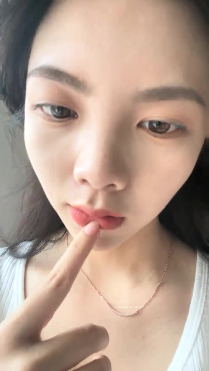 [直播] 卧槽 新人 兼职下海黄播 【五花肉】首秀 跳弹自慰了 爆撸N次 颜值高就是任性 怼到镜头上了  2