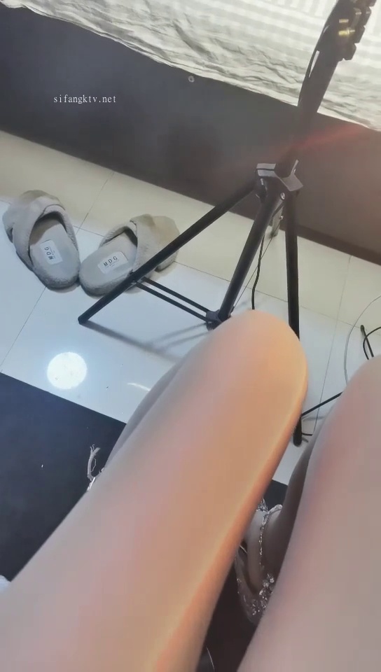 [直播] 推荐 玩得就是心跳 【了了】 美女戴着跳蛋 坐公交车 户外露出 大黑牛喷水 真实刺激紧张不已  8