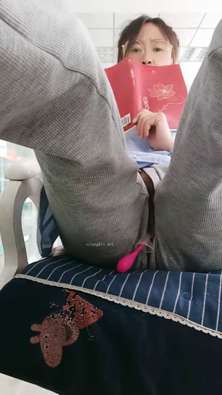 [直播] 推荐 药店女店员 【男科圣手李大夫】 上班期间用大黑牛自慰 时不时有客人来 玩得就是刺激  3