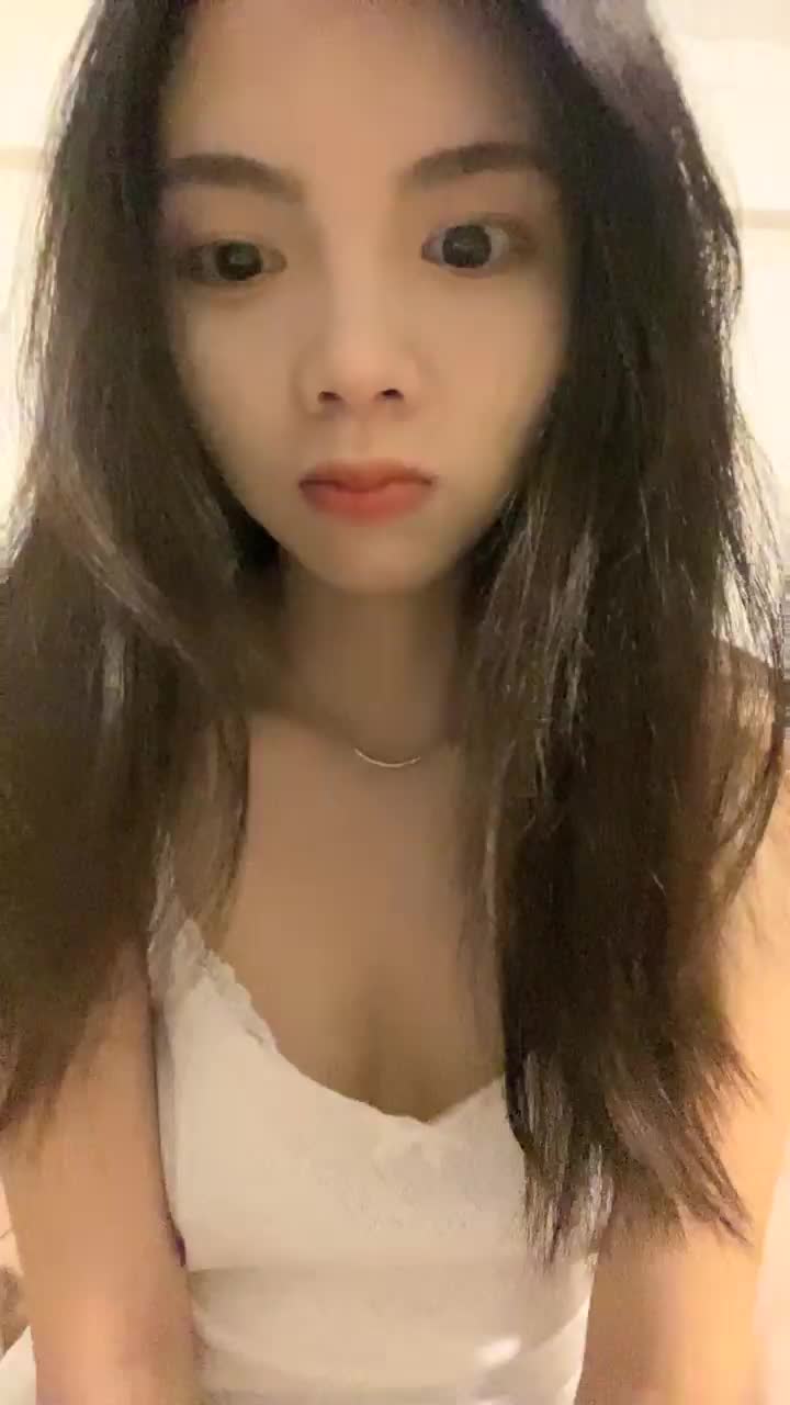 [直播] 卧槽 新人 兼职下海黄播 【五花肉】首秀 跳弹自慰了 爆撸N次 颜值高就是任性 怼到镜头上了