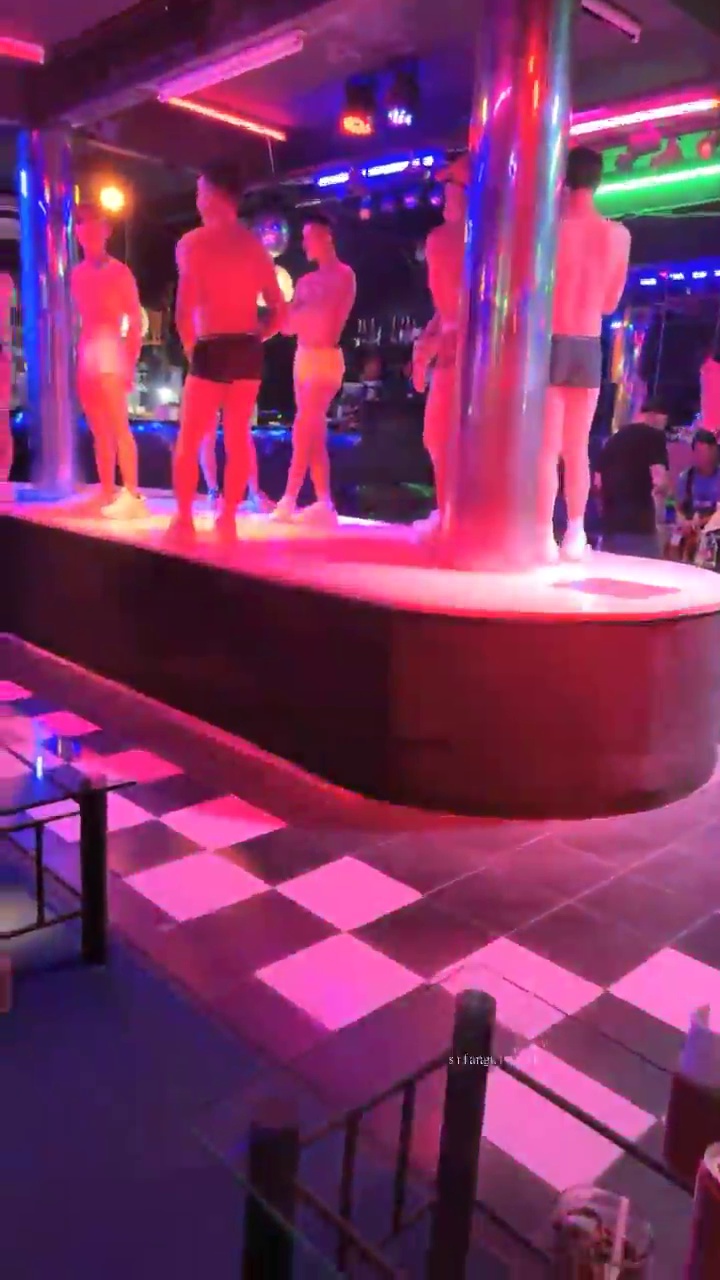 [直播] 泰国旅游艳遇 【翘臀桃桃】夜店找牛郎   人强屌大 密码房洗澡   调情 口交   激情啪啪 无敌大桩机