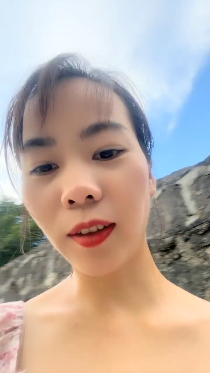 [直播] 离异少妇 【单亲少妇】 炎热的夏天 到野外小溪游泳 到处撒尿 村里人都没发现 玩得真是刺激  5