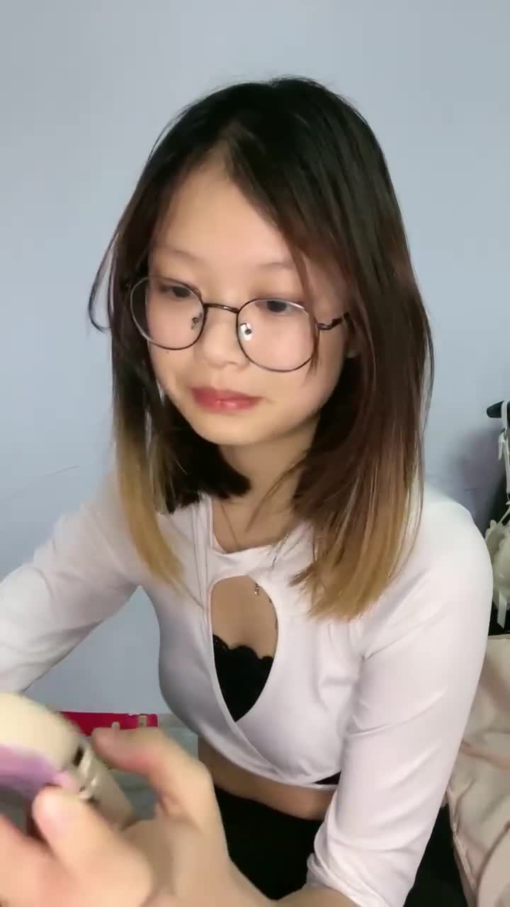 [直播] 新人 【泡泡鱼妹妹】两个00后可爱眼镜妹   舌吻互舔无套啪啪   稚嫩的少女胴体 看了流鼻血 推荐  3