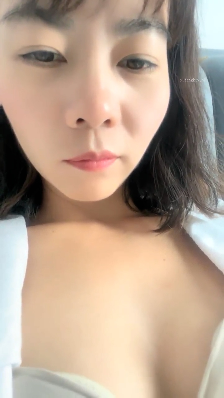 [直播] 离异少妇 【单亲少妇】 炎热的夏天 到野外小溪游泳 到处撒尿 村里人都没发现 玩得真是刺激  3