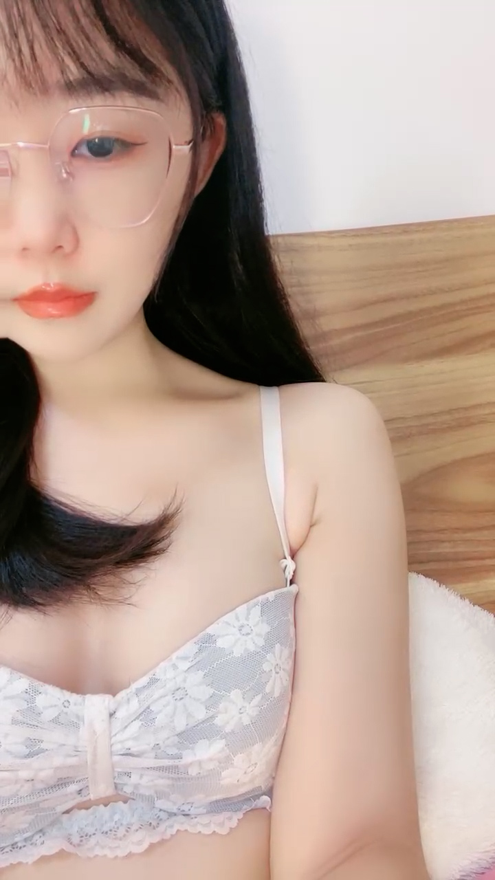 文静乖巧眼镜美少女！撩起裙子看美臀！粉穴小穴自摸，娇喘好想要，单腿黑丝，白嫩各种姿势