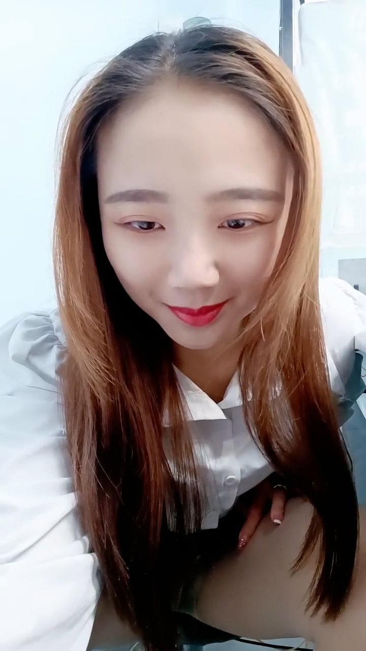 风骚的美容店女老板全程露脸大秀撩骚，自己抠逼玩弄搞的骚穴淫水泛滥伺候小哥大鸡巴深喉，无套抽插主动上位