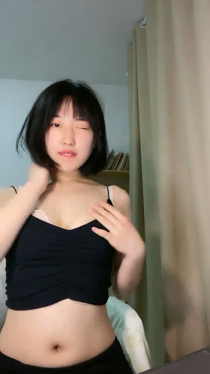 [直播] 新人 舞蹈生下海 闷骚又可爱 【百灵鸟】 短发小美女 无辜大眼睛 少女胴体真让人流口水 羡慕  7