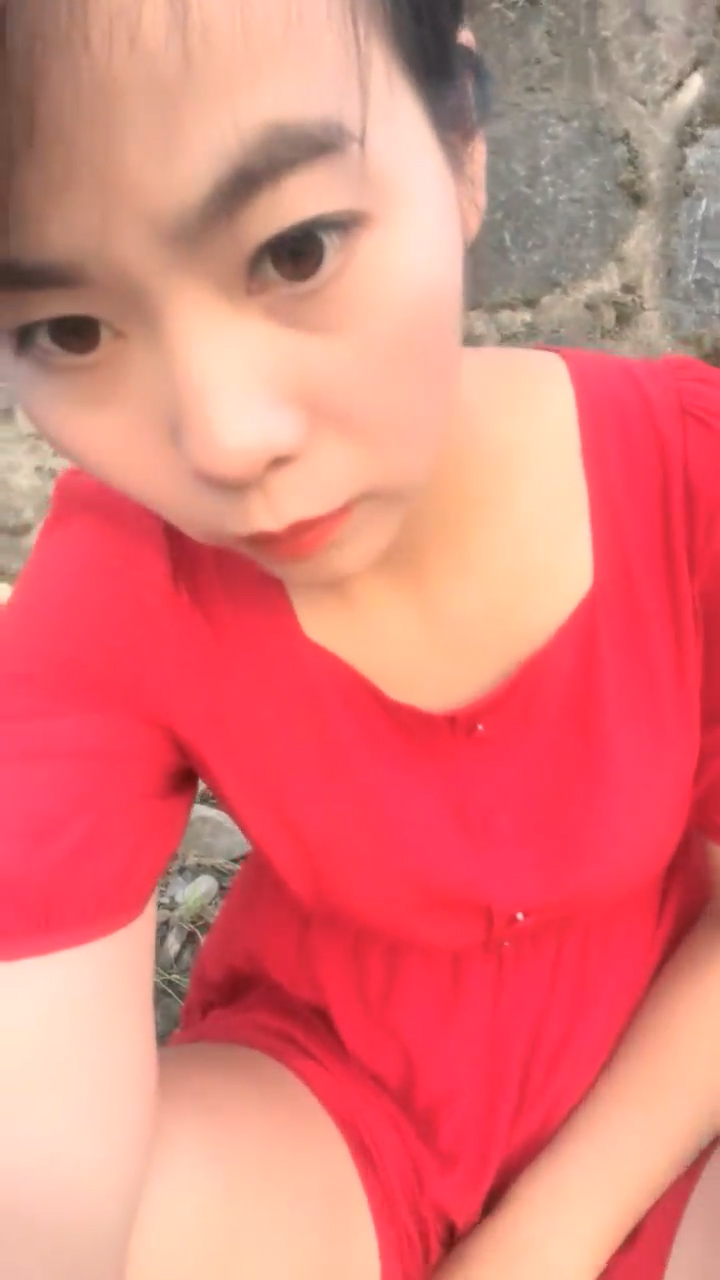 [直播] 离异少妇 【单亲少妇】 炎热的夏天 到野外小溪游泳 到处撒尿 村里人都没发现 玩得真是刺激  2