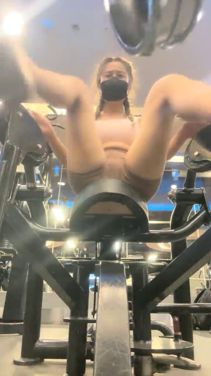 [直播] 网黄界的黑马 瀑布式喷水 【翘臂桃桃】泰国游 到健身房玩跳蛋 牛郎圈找牛郎 被操的大喷水(2)  2