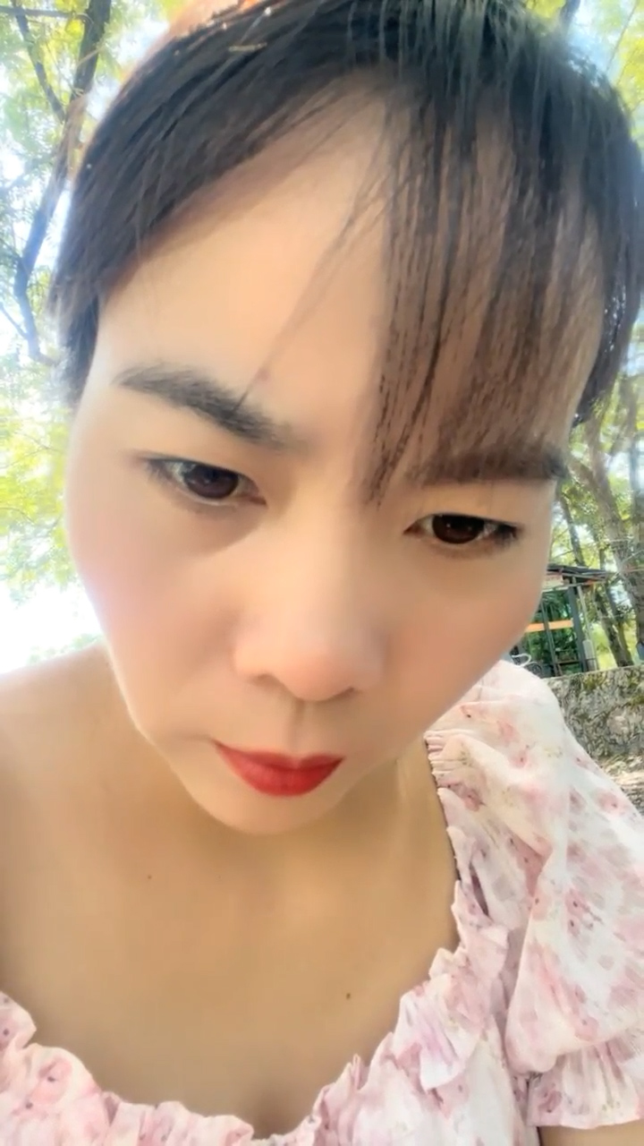 [直播] 离异少妇 【单亲少妇】 炎热的夏天 到野外小溪游泳 到处撒尿 村里人都没发现 玩得真是刺激  4