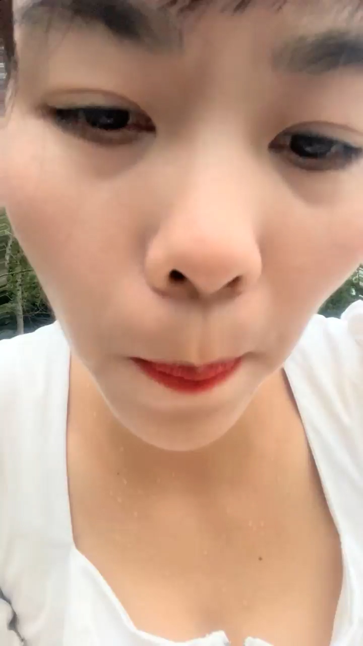 [直播] 离异少妇 【单亲少妇】 炎热的夏天 到野外小溪游泳 到处撒尿 村里人都没发现 玩得真是刺激