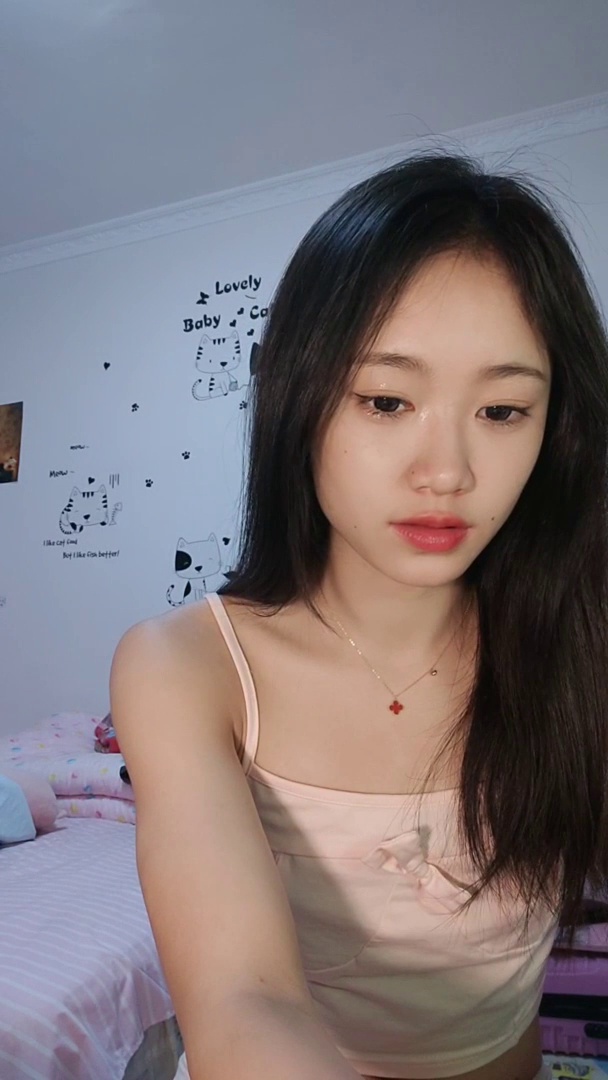 [直播] 素颜女神 无美颜真实美女 【顶点】 外表清纯 闺房私密空间里 暴露本性 骚的一塌糊涂湿漉漉