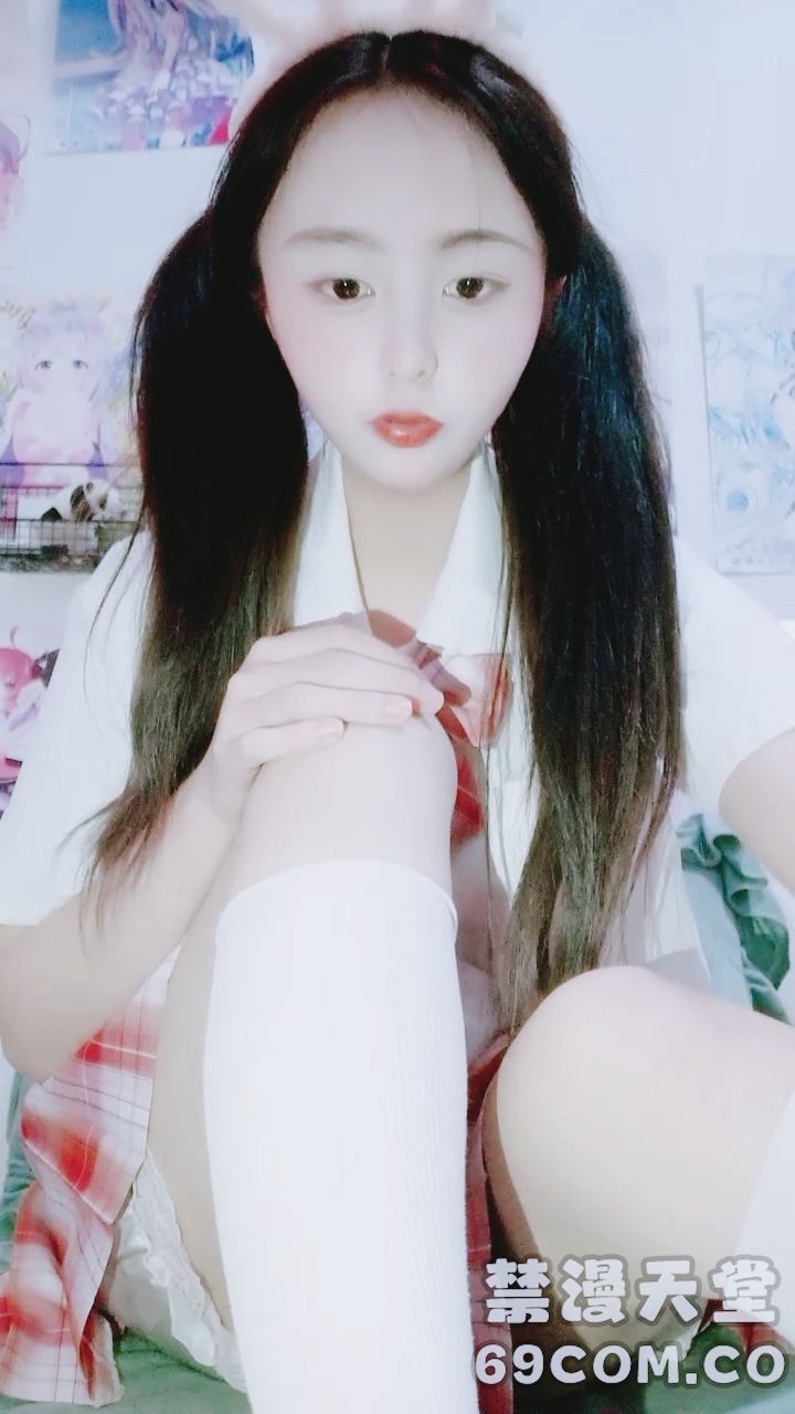 【禁漫直播】新来的兔女郎小妹粘人小鬼精彩小秀,在狼友的调教下漏出骚奶子展示逼逼,撅着屁股掰开骚穴给狼友看淫水不少