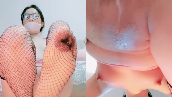 高跟网袜肥臀眼镜痴女淫声荡语撩骚互动,小黄瓜玩弄骚逼,坐骑假屌爆操无毛骚穴…