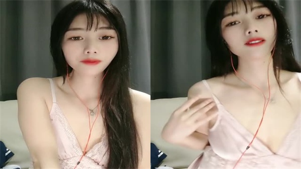 黑丝苗窕大奶骚妇让蒙面狼友舔奶玩弄操逼…