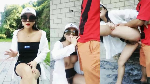 推荐户外女神到公园诱惑陌生男人口交操逼