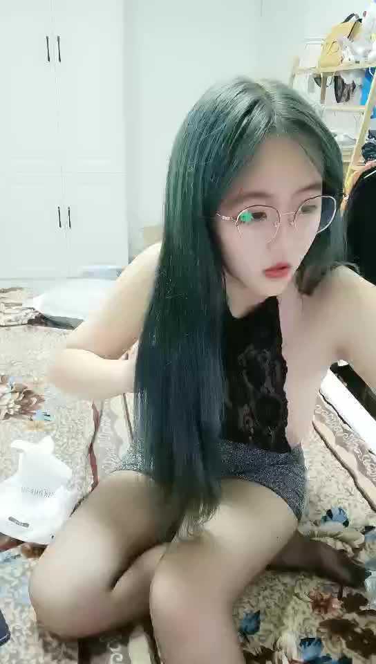 颜值好高的小姨子和姐夫乱伦激情啪啪，全程露脸丝袜包臀裙好性感，漏着大奶子让姐夫口交深喉口交爆草射嘴