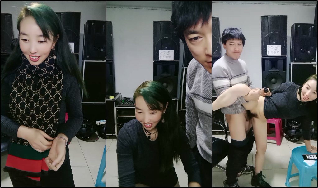 大哥的女人叫大嫂,工作室内跟骚逼大战,唱歌互动狼友调情,口交足交丝袜高跟诱惑,衣服都没脱完就草上了