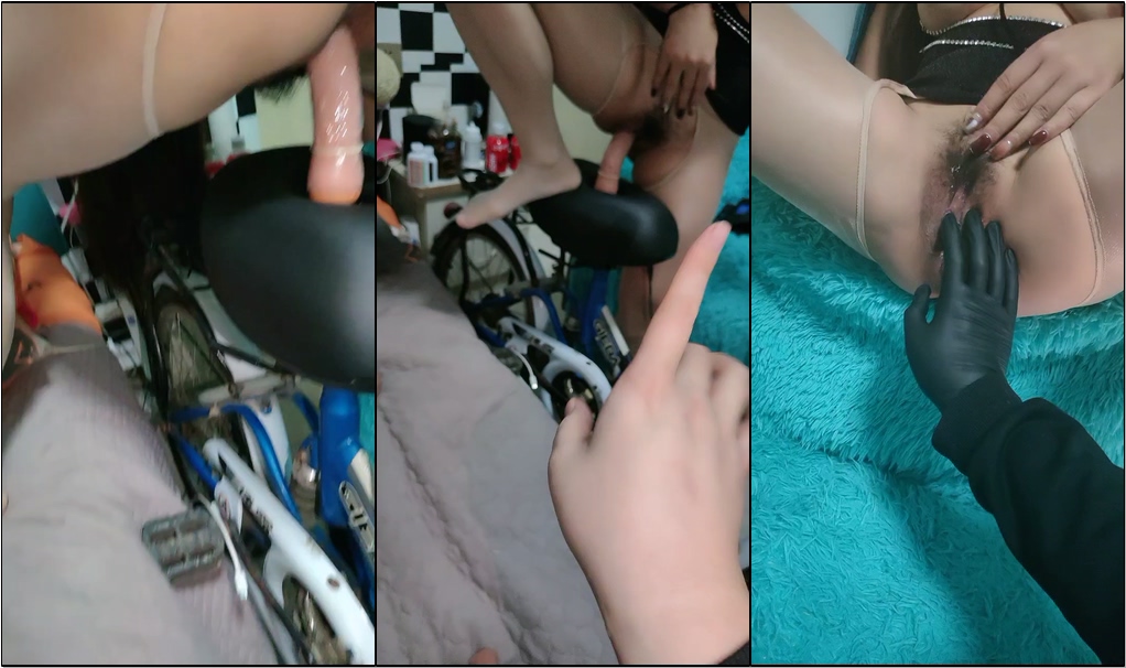 这娘们玩的好嗨,新鲜道具第一次见,自行车座椅上的电动假阳具,开档丝袜坐插电动旋转木马把骚穴搞到高潮