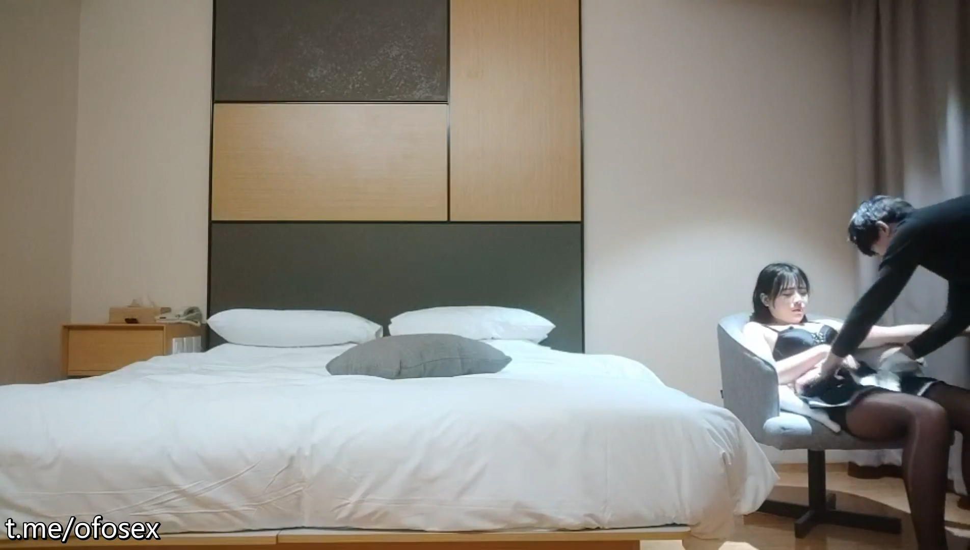 【利哥探花】JK装短裙黑丝极品女神，隔着内裤磨蹭小穴，换上女仆装跪地深喉，怼着大屁股交叉姿势就是操_学生妹_酒店真实偷拍